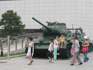 戦争記念館前の戦車