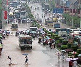 洪水で都市部の交通渋滞