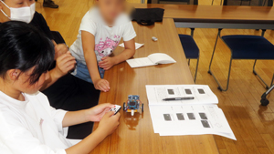 ロボットを動かす女子生徒