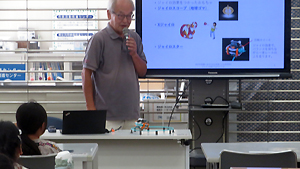 ジャイロ効果について説明する講師