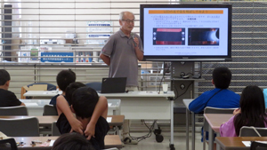 ＬＥＤの光で音を飛ばしてみようの説明をする講師